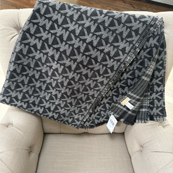 Michael Kors Logo Print Reversible Scarf, Black/Gray, Brand New with Tags - Picture 2 of 10